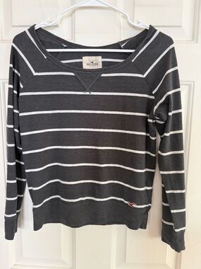 Hollister Women's Gray & White Striped Long Sleeve Tee Shirt - Size Medium - Y2K